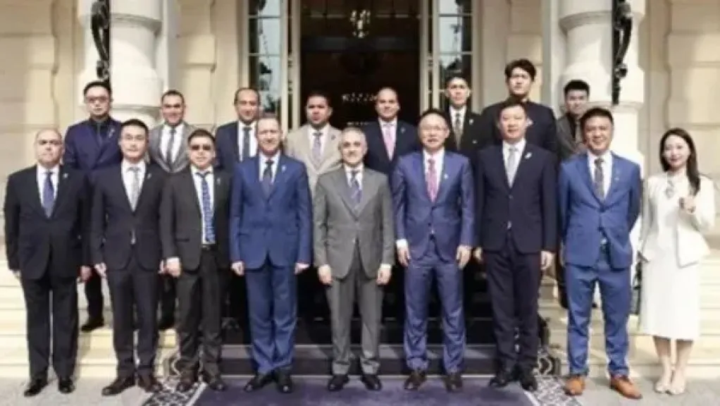 وزير العدل يبحث مع «هواوي» تطوير منظومة التقاضي الرقمي.. واطلاع على التجربة الصينية للذكاء الاصطناعي بالمحاكم