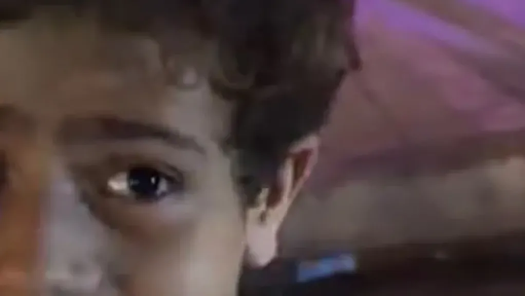 بصوت مميز وإحساس لافت.. طفل يخطف أنظار السائحين بالغناء في شارع المعز