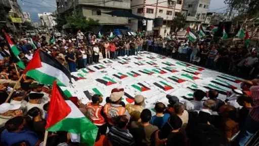 غزة: تشييع جثامين 51 شهيدا انتشلتهم طواقم الإنقاذ من تحت أنقاض النصيرات