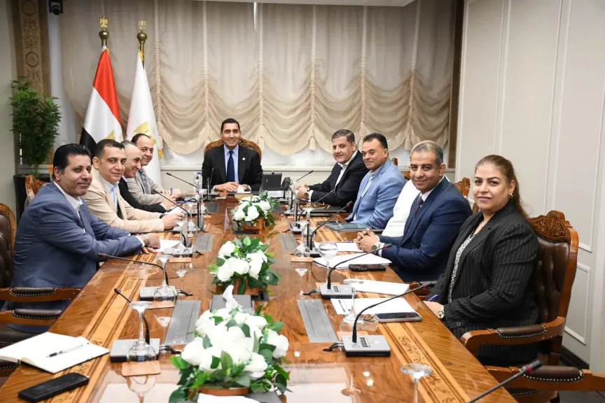 وزير الشباب والرياضة يعقد اجتماعًا عبر الفيديو كونفرانس مع مديري مديريات الشباب والرياضة بالمحافظات