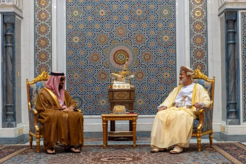 سلطان عمان يستقبل مستشار الأمن الوطني الإماراتي ويبحث معه تطورات المنطقة