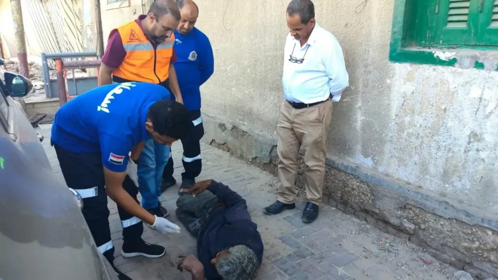 «التدخل السريع» بسوهاج ينقذ شخصًا بلا مأوى فاقدًا للوعي وينقله للمستشفى