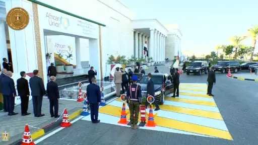 الرئيس السيسي يصل العلمين الجديدة للمشاركة في قمة الاتحاد الأفريقي وقمة تشاورية