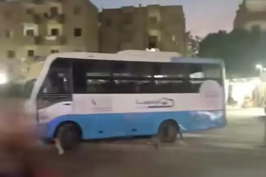 أتوبيس نقل جماعي يصعد فوق الرصيف في مدينة نصر.. فيديو يثير غضب رواد السوشيال ميديا