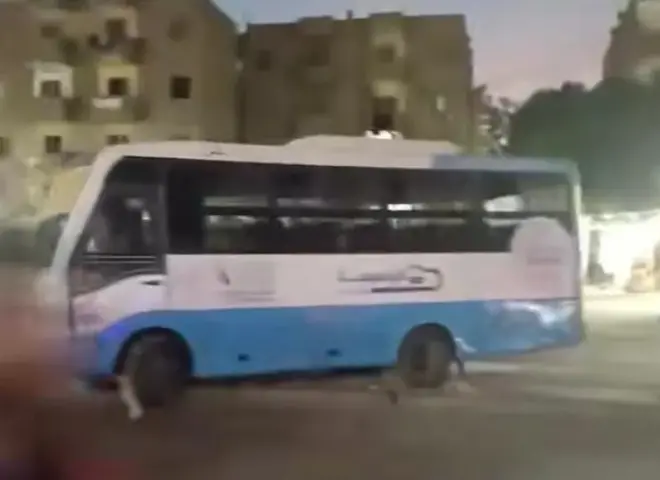 أتوبيس نقل جماعي يصعد فوق الرصيف في مدينة نصر.. فيديو يثير غضب رواد السوشيال ميديا