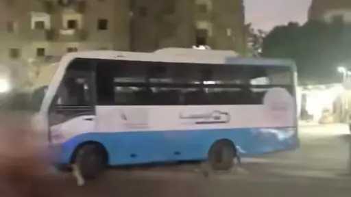 أتوبيس نقل جماعي يصعد فوق الرصيف في مدينة نصر.. فيديو يثير غضب رواد السوشيال ميديا