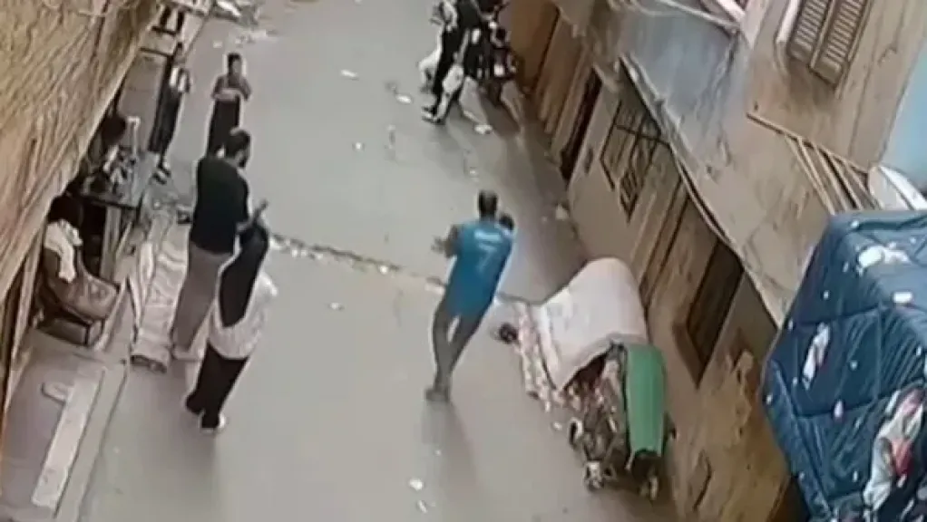 «أعطني عمرًا وارميني من البلكونة».. شاب ينقذ طفلًا من السقوط وعمرو أديب يعلق
