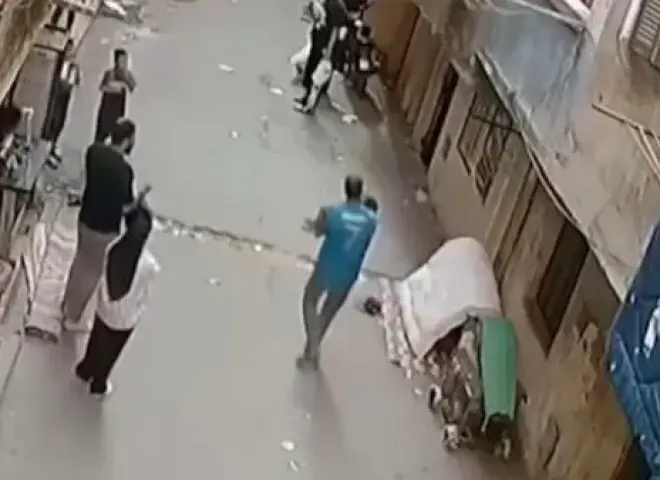 «أعطني عمرًا وارميني من البلكونة».. شاب ينقذ طفلًا من السقوط وعمرو أديب يعلق