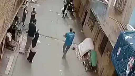 «أعطني عمرًا وارميني من البلكونة».. شاب ينقذ طفلًا من السقوط وعمرو أديب يعلق