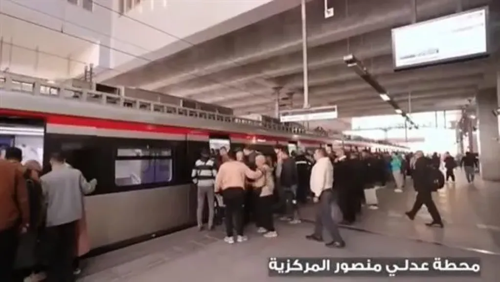 «النقل» تنشر فيديو يوثق رحلة المواطنين من محطة عدلي منصور إلى العاصمة الجديدة