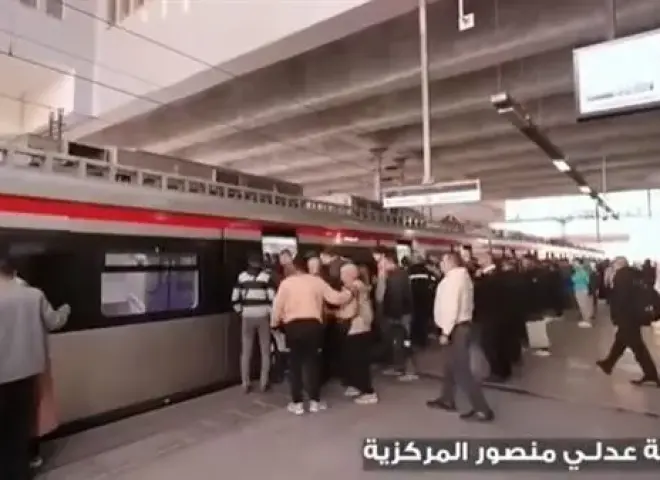 «النقل» تنشر فيديو يوثق رحلة المواطنين من محطة عدلي منصور إلى العاصمة الجديدة