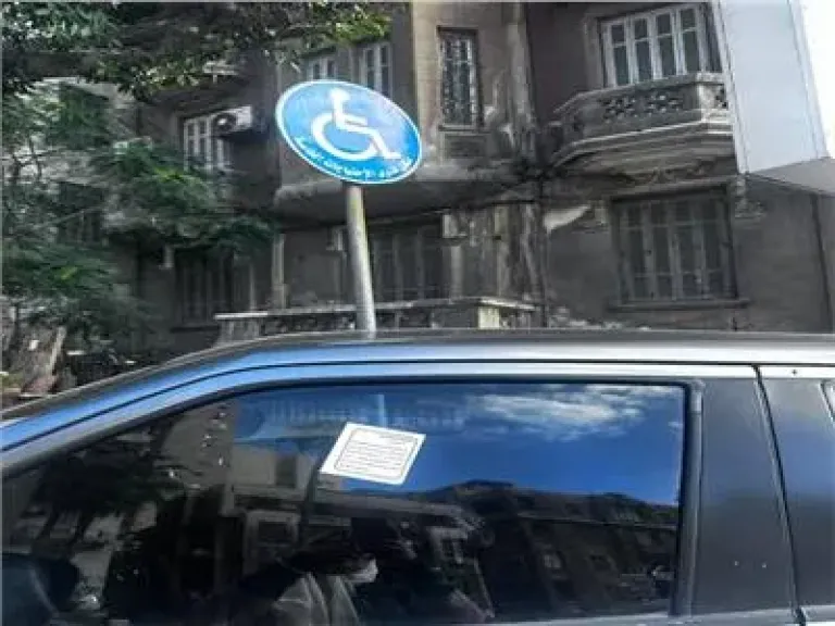 استجابة لشكوى سيدة.. تركيب «رامبات» للكراسي المتحركة بوحدة مرور عين الصيرة