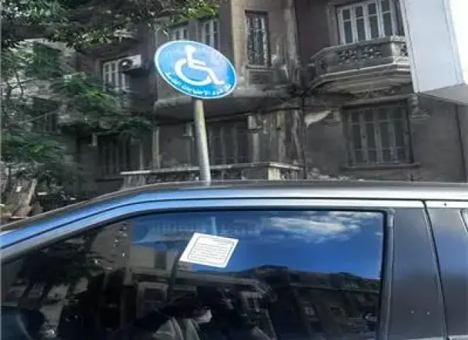 استجابة لشكوى سيدة.. تركيب «رامبات» للكراسي المتحركة بوحدة مرور عين الصيرة