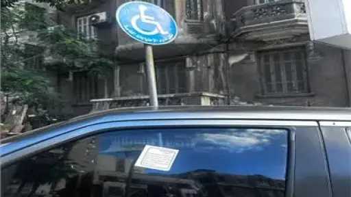 استجابة لشكوى سيدة.. تركيب «رامبات» للكراسي المتحركة بوحدة مرور عين الصيرة