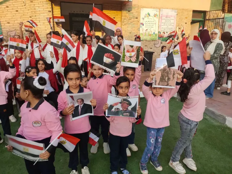 أعلام مصر وصور الرئيس.. طلاب مدرسة الشهيد مبروك يحتفلون بذكرى انتصارات أكتوبر في الغربية