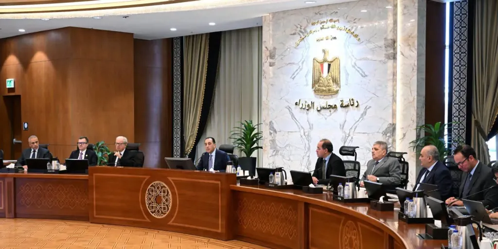 رئيس الوزراء يستعرض محاور جلستي حوار بشأن ”موارد النقد وإدارة الدين” و”ملامح البرنامج الاقتصادي المصري حتى 2030”