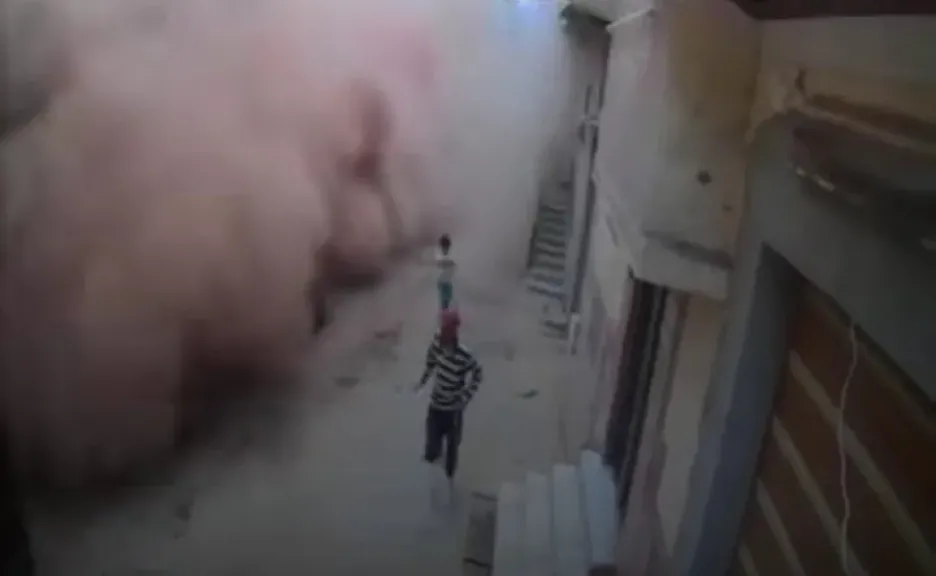 لحظات مرعبة.. كاميرات المراقبة توثق انهيار عقار من 3 طوابق في كفر الشيخ