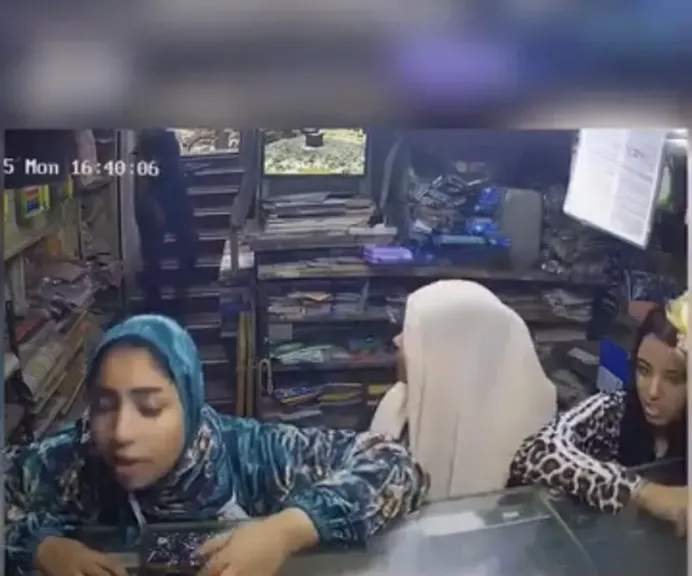 فيديو يوثق سرقة هاتف محمول من سوبر ماركت في الزقازيق.. والواقعة تثير الجدل