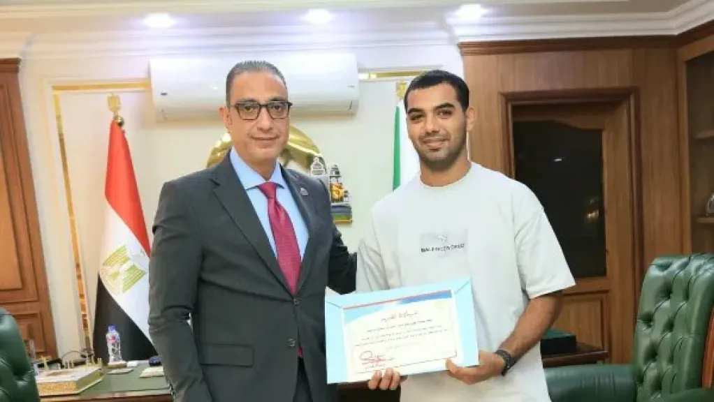 محافظ الجيزة يكرم مواطنًا أنقذ طفلًا سقط من الطابق الثالث في أرض اللواء