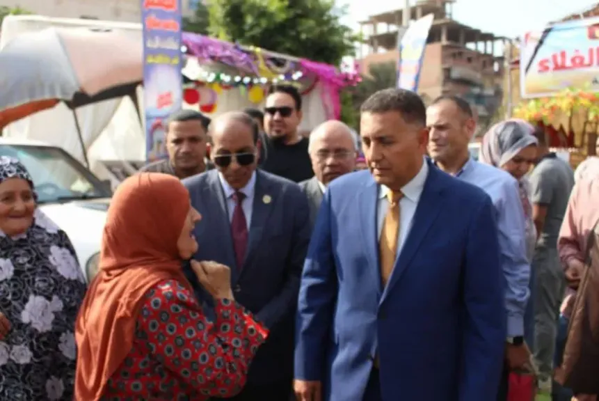 محافظ القليوبية يفتتح معرضا للسلع الغذائية بأسعار مخفضة بمدينة الخانكة