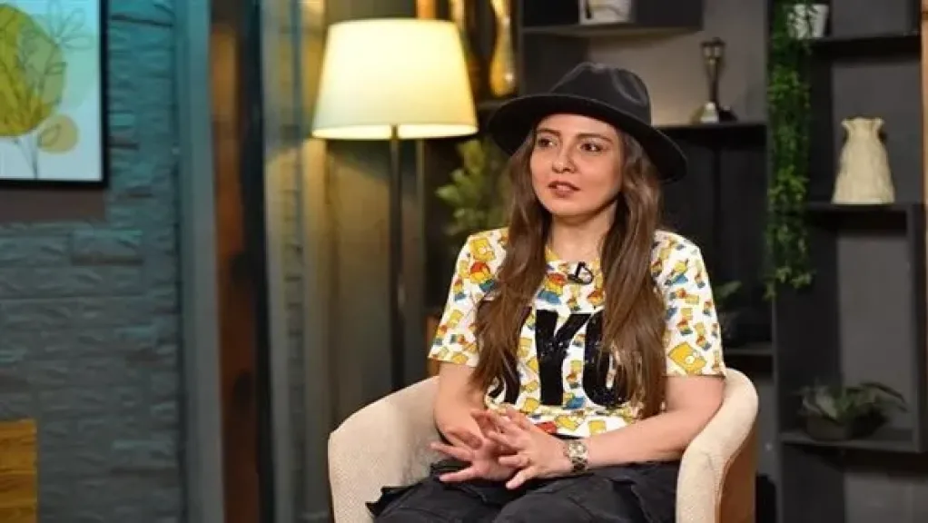 مي كساب تروي تفاصيل تغسيل جثمان والدتها: «كانت مبتسمة والجروح اختفت من جسمها»