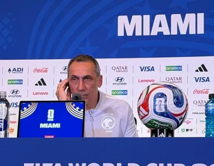 رسميا.. دونيس مستمر مع منتخب السعودية