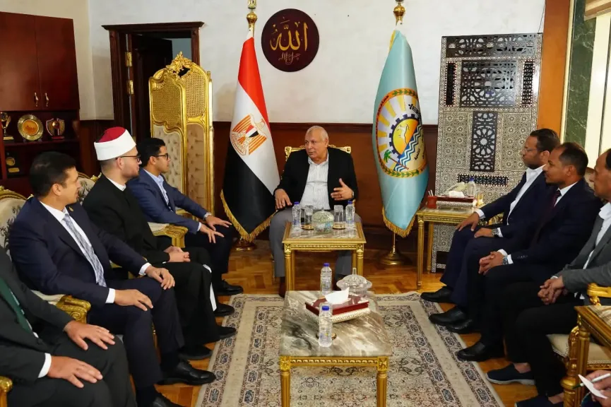 محافظ مطروح يستقبل وفد بيت الزكاة لتوزيع قافلة مساعدات للأسر الأولى بالرعاية وذوي الهمم