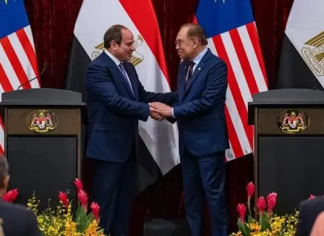 رئيس وزراء ماليزيا يفاجئ متابعيه بأغنية «يا مصر بتعمليها إزاي؟» مع صورة تجمعه بالرئيس سيسي