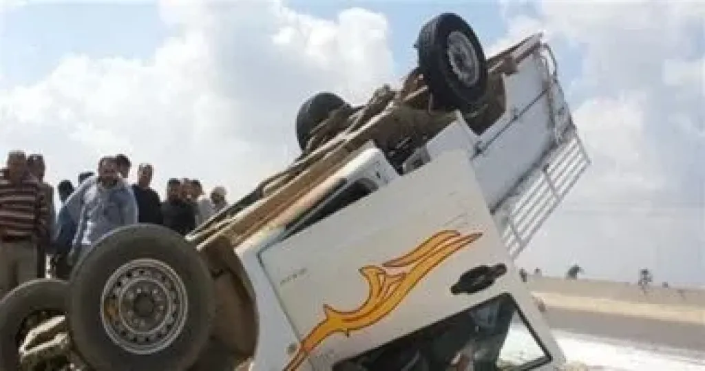 إصابة 15 عاملا إثر انقلاب سيارة ربع نقل على الطريق الصحراوي في البحيرة