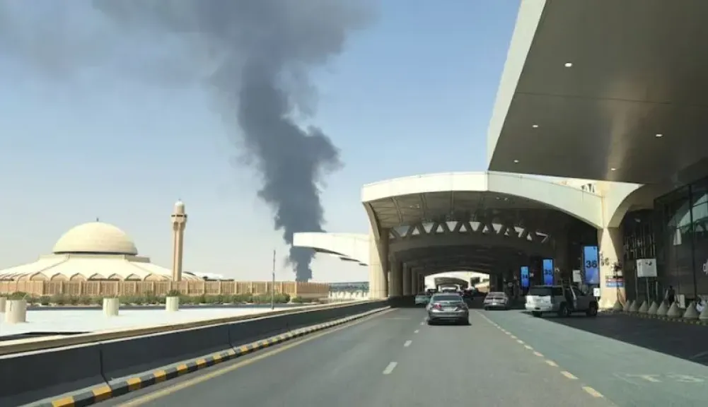 سفارة أمريكا بالسعودية: نحن على علم بوقوع هجمات على مطار الملك خالد الدولي في الرياض