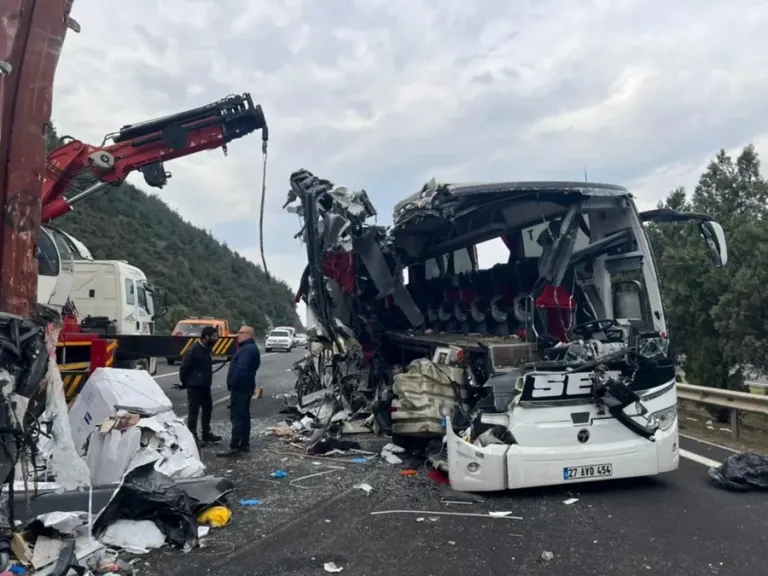 مقتل 11 شخصا وإصابة 27 إثر اصطدام حافلة ركاب بشاحنة غرب تركيا