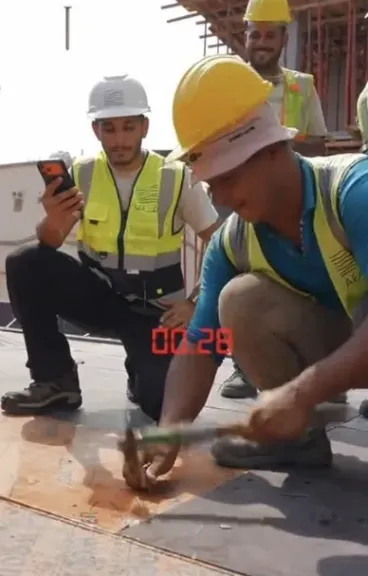 عامل مصري يبهر السعوديين بدق 17 مسمارًا في 20 ثانية.. ومفاجأة بعد فوزه بـ200 ريال