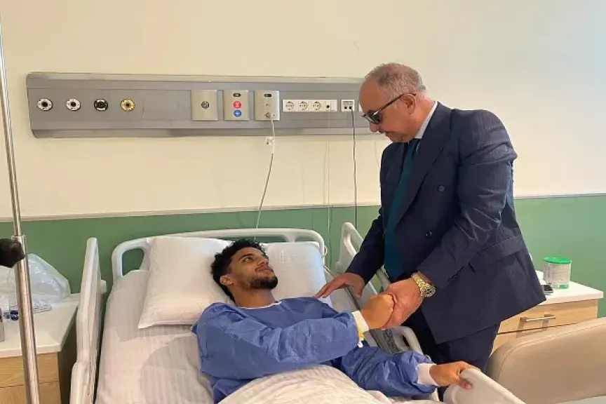 رئيس البنك الأهلي يطمئن على حالة أسامة فيصل عقب جراحة غضروف الركبة