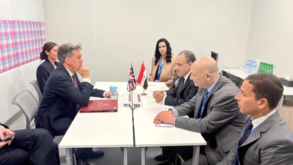 وزير الخارجية يلتقي نظيره البريطاني لتبادل الرؤى ومناقشة القضايا الإقليمية
