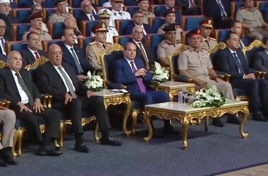 الرئيس السيسي: للدولة دستور.. دستور وافقنا عليه للدولة.. لن يمسه أحد.. ولن يعبث احد بعقول المصريين