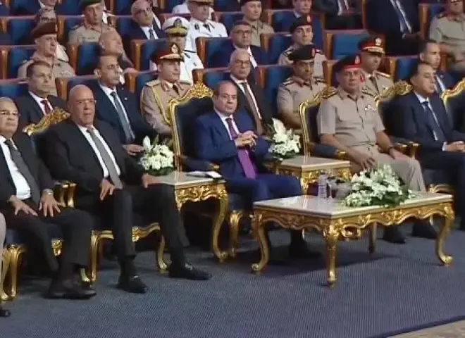 الرئيس السيسي: للدولة دستور.. دستور وافقنا عليه للدولة.. لن يمسه أحد.. ولن يعبث احد بعقول المصريين