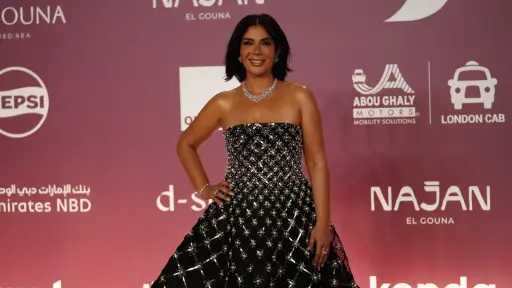 منى زكي تبكي على الـ«ريد كاربت» في مهرجان الجونة السينمائي.. لهذا السبب
