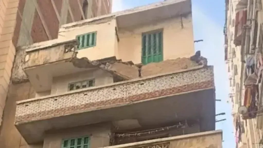 انهيار أجزاء من شرفة عقار في باكوس بالإسكندرية دون إصابات.. ومعاينة المبنى لاتخاذ الإجراءات اللازمة