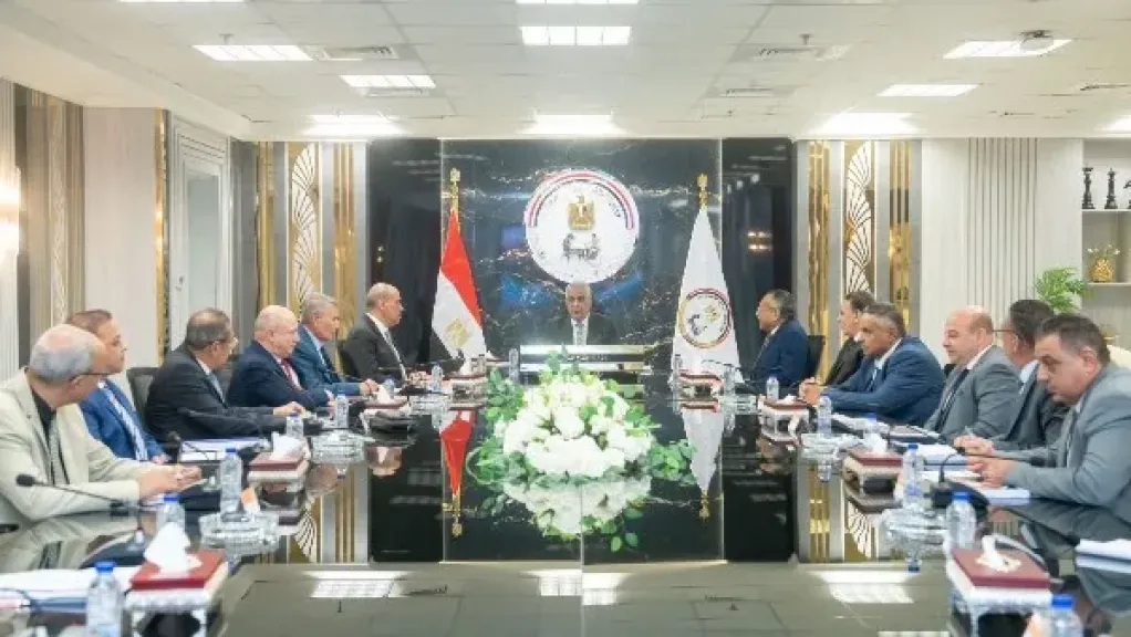 وزير الإنتاج الحربي يتابع تنفيذ مشروعات «حياة كريمة».. ويوجه بتسريع معدلات الإنجاز