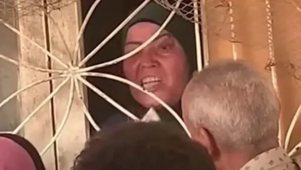 فيديو الزحام أمام شباك مطبوعات التأمين بشبرا الخيمة يثير الجدل.. ومطالب بالتحقيق