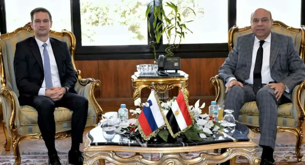 وزير الطيران يبحث مع السفير السلوفيني تعزيز الربط الجوي وفتح خطوط منتظمة بين البلدين