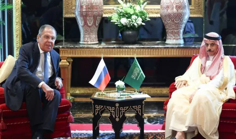 وزيرا خارجية السعودية وروسيا يبحثان التصعيد باليمن وأمن الملاحة في هرمز وباب المندب