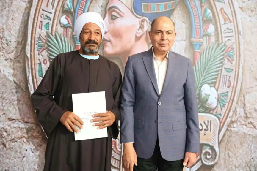 محافظ المنيا يسلم 400 عقد تقنين أراضي الدولة للمستحقين بسمالوط.. ويوجه بتيسيرات للجادين