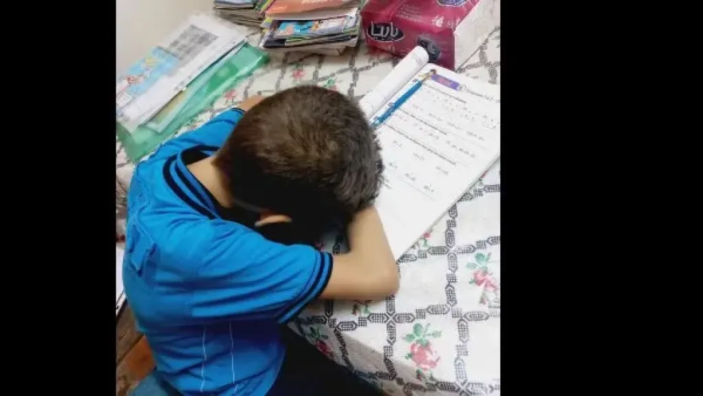صورة تلميذ ابتدائي ينام أثناء حل الواجبات تشعل غضب أولياء الأمور: «ارحموا طفولة أولادنا»