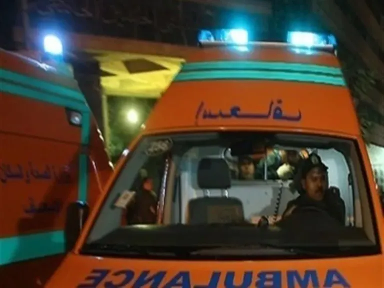 بالأسماء.. إصابة 13 شخصا إثر تصادم سيارتين بمحور الضبعة في البحيرة