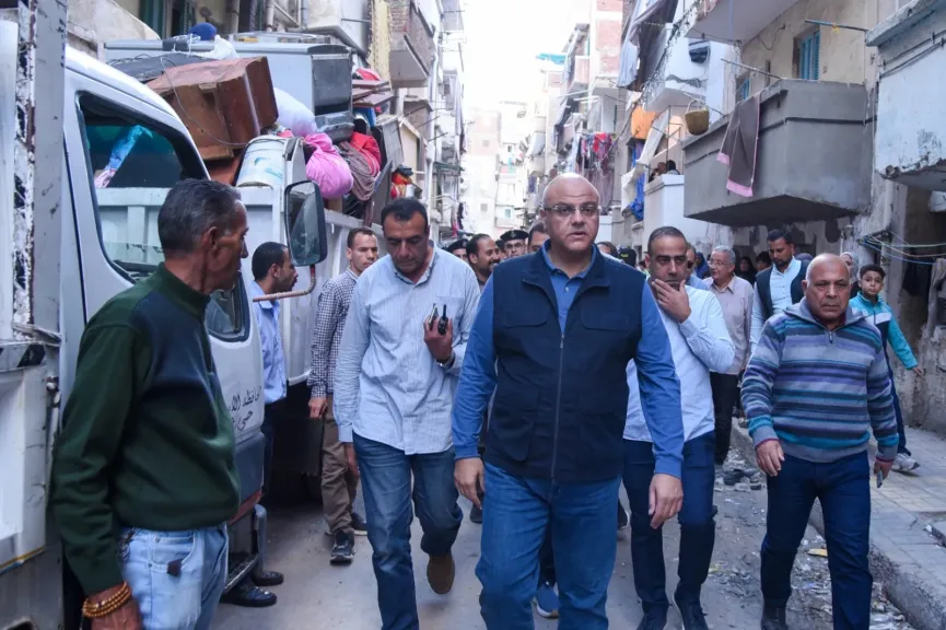محافظ الإسكندرية يتفقد موقع العقار المنهار بحي شرق ويوجّه بسرعة صرف التعويضات وتوفير سكن بديل للأسر المتضررة