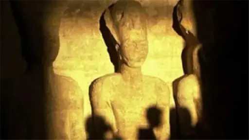 لمدة 20 دقيقة.. تعامد الشمس على وجه الملك رمسيس الثاني بمعبد أبوسمبل