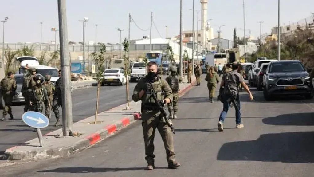 الاحتلال يجبر عشرات الفلسطينيين على إخلاء منازلهم في الخليل