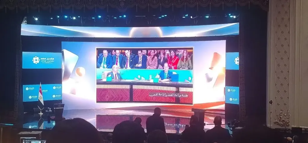 الرئيس السيسي يحقق أمنية الشاب محمود والطفلة تالية في لقاء إنساني خلال الجلسة الختامية لمنتدى مصر 2026