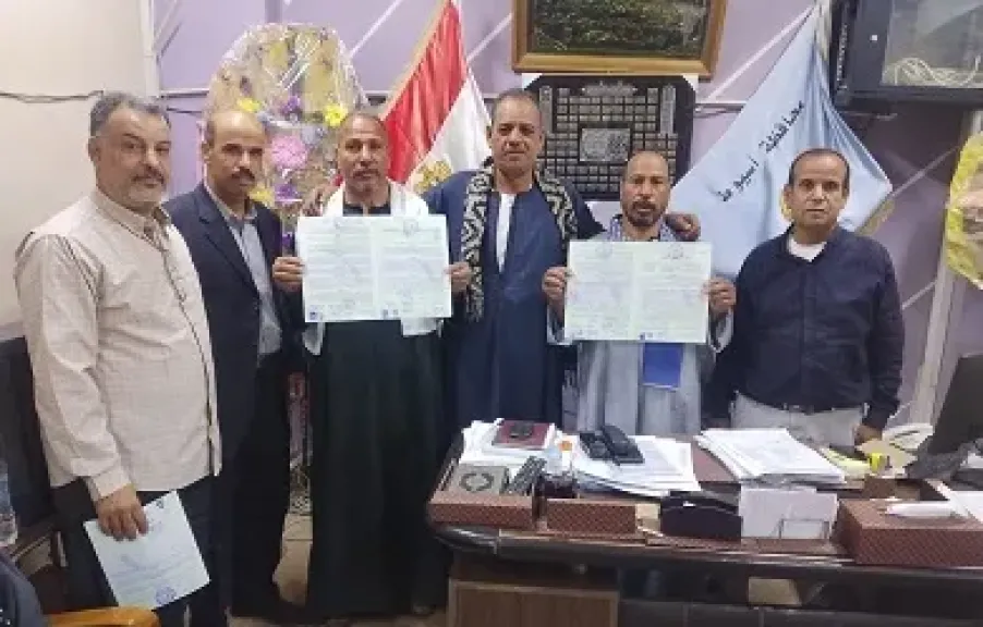 تسليم عقود تقنين جديدة لأراضي أملاك الدولة بمركز الفتح في أسيوط
